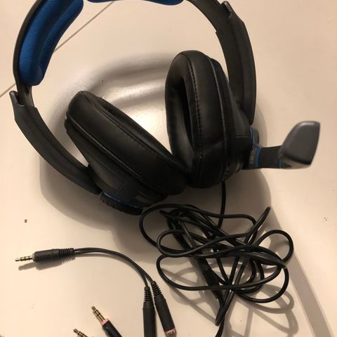 Som nye strøkne Sennheiser GSP 300 Gaming hodetelefoner selges.