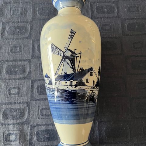 Vase i Delft hollandsk porselen,  ca 25 cm høy