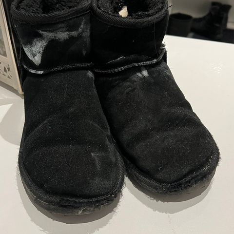 Sorte vintersko str 39. Uggs-lignende. Selges da for små