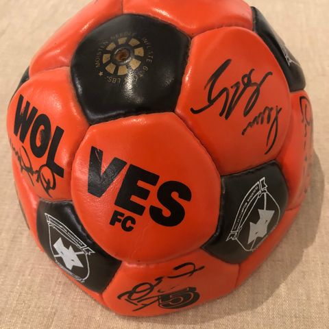 Wolverhampton Wanderers - lagsignert Wolves-ball fra 1992/93