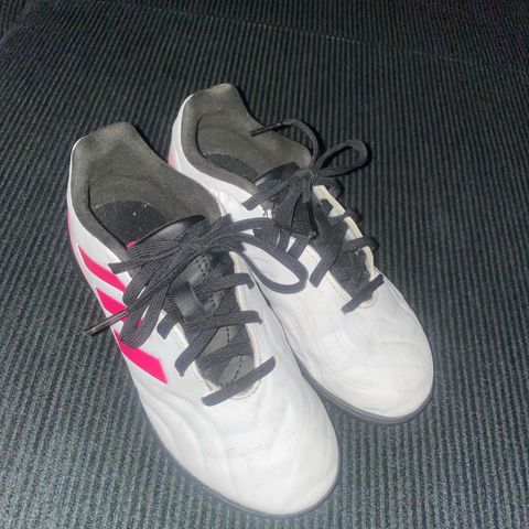 Adidas fotball sko str 33