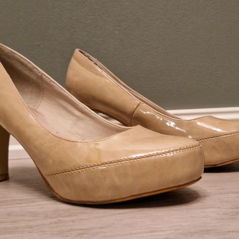 Nude pumps, str. 39