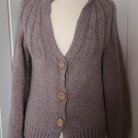 Sunday cardigan fra Petit knit 🧶 strikkejakke