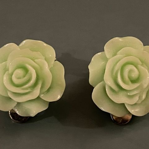 Nydelige lysegrønne øreklips / ørepynt - grønne roser