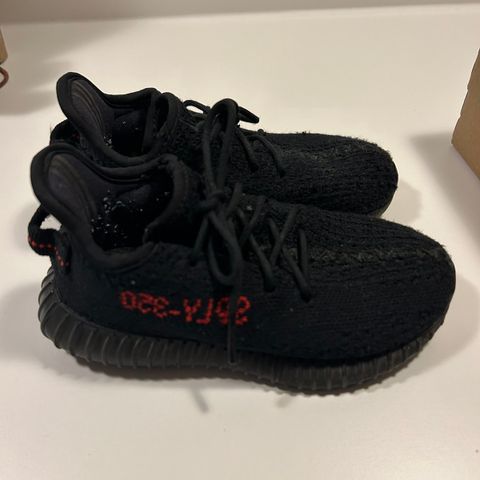 Yeezy Boost 350 V2 Barn selges