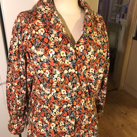 BRUN/GRØNN/ORANGE/SORT BLUSE. - str. 38+