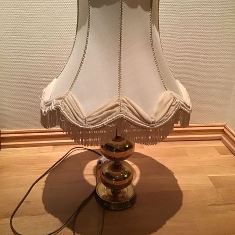 Bord lampe med gull detaljer