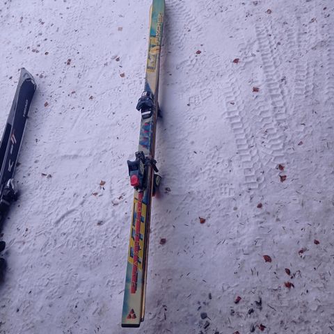 Slalom ski selges