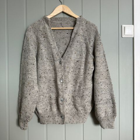 Nydelig strikket jakke, 100% ull, ny! Peer Gynt ullgarn fra Sandnes Garn