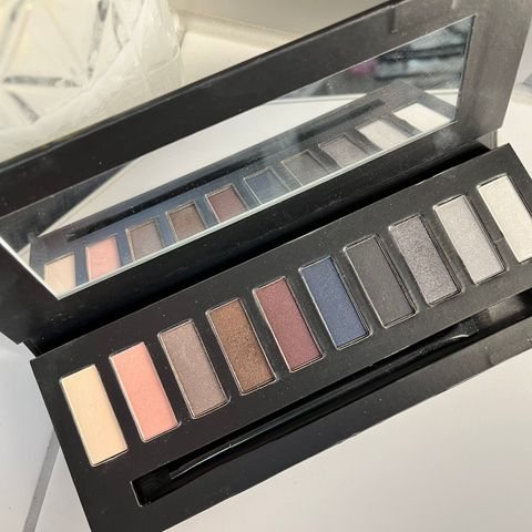 Nesten ubrukt Gosh Smokey Eyes Eyeshadow Palette