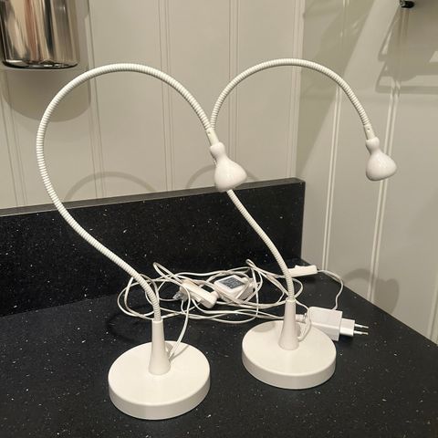 2 stk hvite fleksible bordlamper fra Ikea