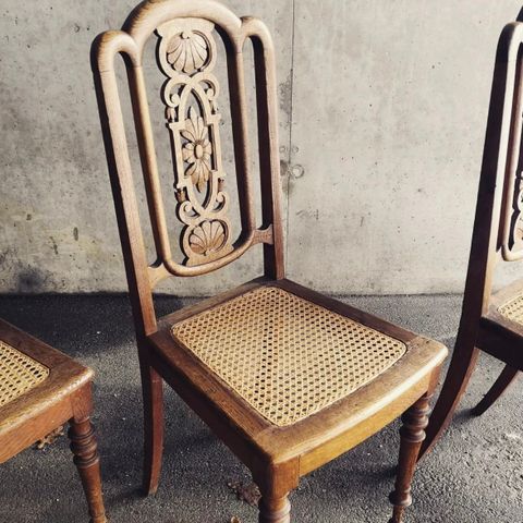 To vakre stoler med rotting fra slutten av 1800-tallet