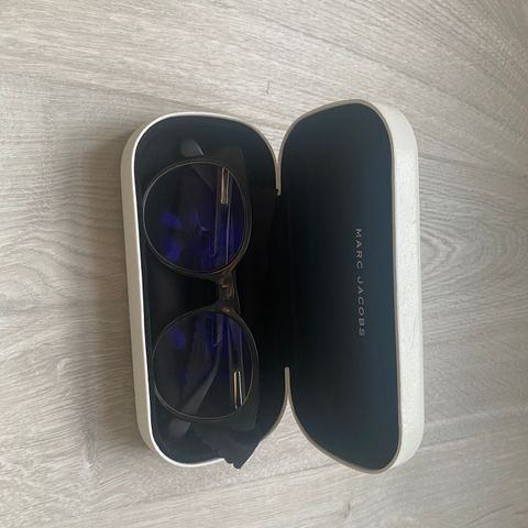 Marc Jacobs Brille med etui og pusseklut / Marc Jacobs glasses with etui