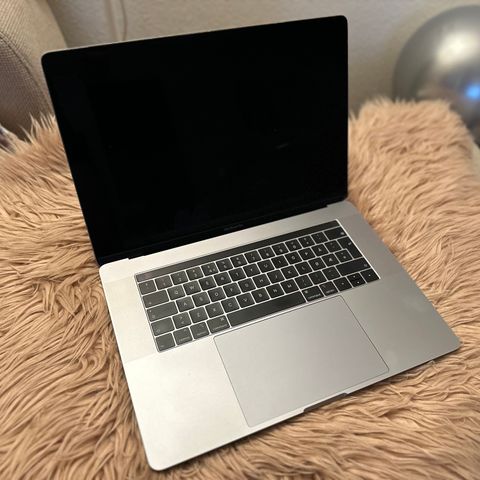 MacBook Pro 15-inch, late 2018 space gray, 16 GB, 512 SSD