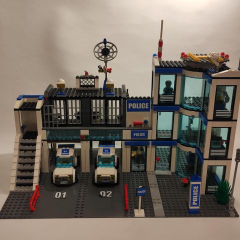 Politistasjon (7498) fra Lego City