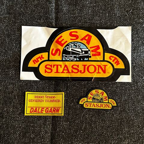 Sesam Stasjon - 3 Gamle og ubrukte merker, 2 stk i tekstil og 1 klistremerke