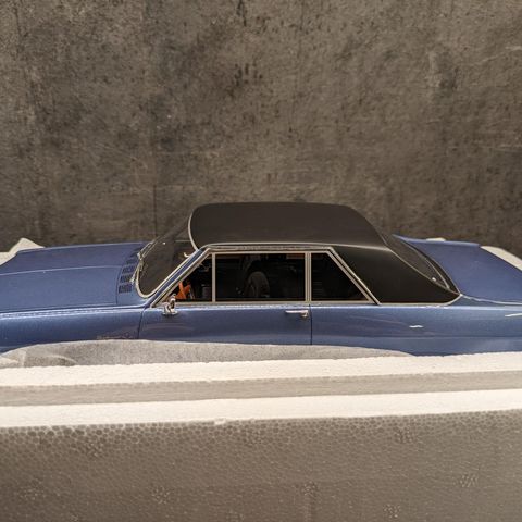 1965 modell - Opel Diplomat A Coupe - blå metallic - Schuco skala 1:18.