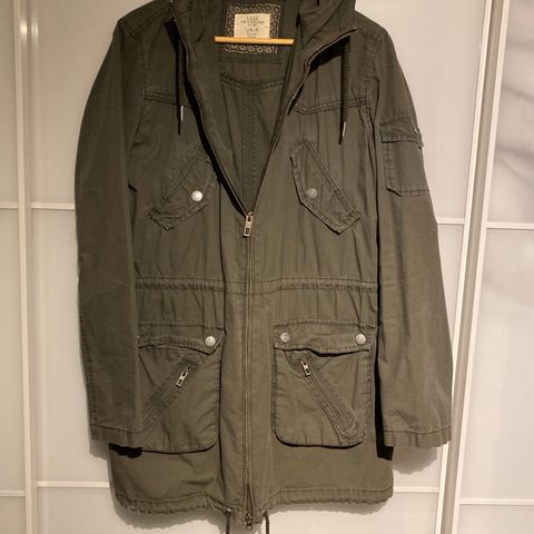 Halvlang, grønn jakke fra H&M