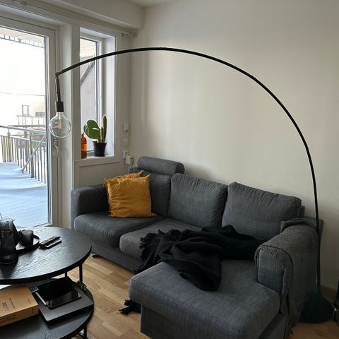 Elegant stålampe i matt svart med skjerm