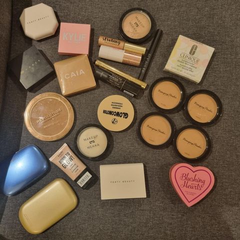 Diverse sminkepakke fenty beauty,makeup mekka,nyx, caia,kylie jener,clinique osv