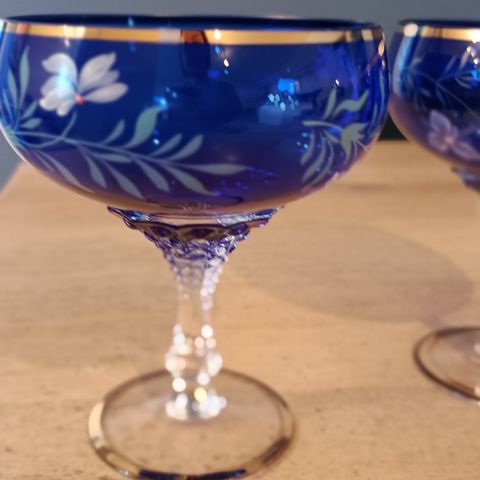 Håndmalt stettskål i Bohemia glass
