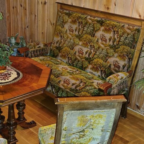 Antikk sofagruppe/salong fra 18-/1900 tallet til salgs.