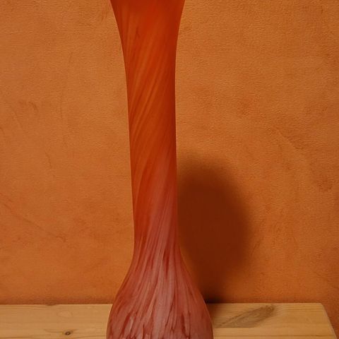 Fin gammel vase (oransje farge)