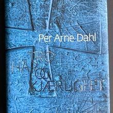 1 flott bok av Per Arne Dahl«TRO HÅP OG KJÆRLIGHET»2009, H.21,5 cm,B.18cm,270s