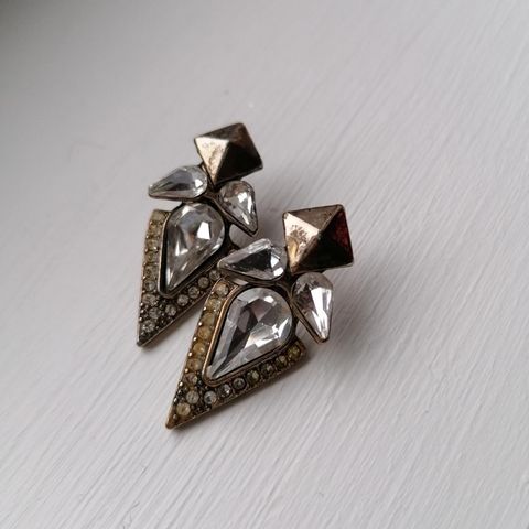 Rustikke rocka studs med diamanter og nagler