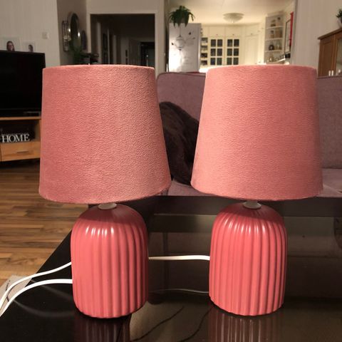 2 bordlampe. Skjerm i velur / velour. Lampe. H: 28 cm. Keramisk fot.