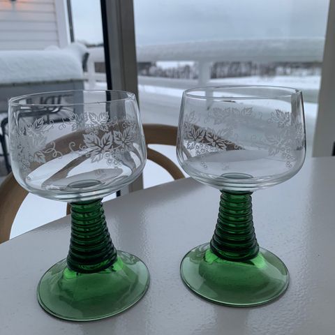 2 grønne Røhmers glass med hvitt dekor