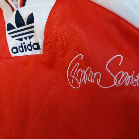 VINTAGE NFF ADIDAS SKJORTE MED BRODERT GØRAN SØRLOTH. 10 PÅ RYGGEN. STR XS.