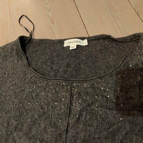 Grå Calvin Klein genser med strass på øvre delen