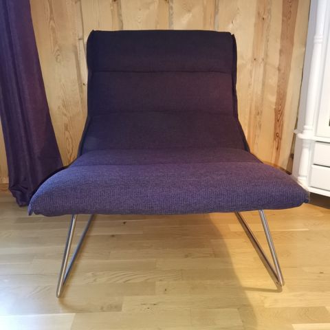 2 stk lounge - stoler 75-80 cm bred, av lilla stoff og med stålben