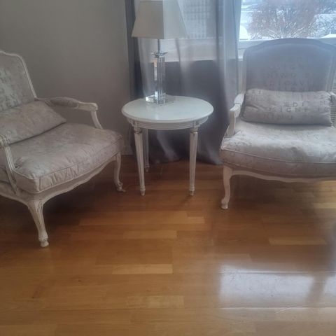 2 stoler og rundt bord