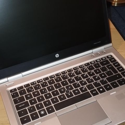 HP Elitebook 8460p laptop - 8gb RAM 120GB SSD + 2x docking