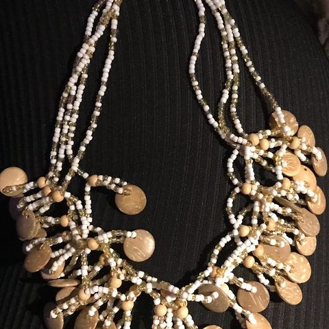 Håndlaget smykke med ekte stener og perler.