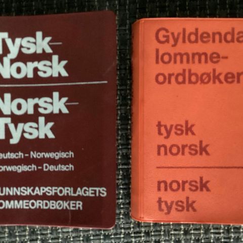 2 HÅND ORDBØKER- TYSK/NORSK -  NORSK/TYSK. Solid plastomslag.