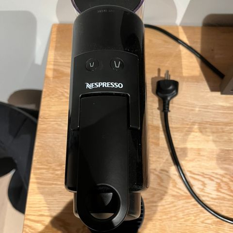 NESPRESSO® Essenza Mini kaffemaskin fra Delonghi, Sort