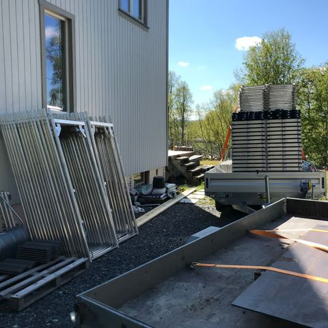 230m2 lett fasadestillas med humbaur universal 3000 henger