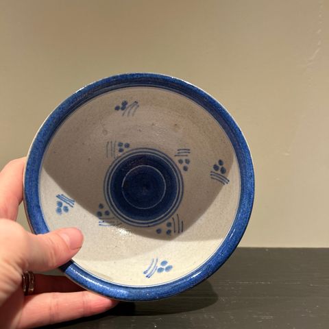 Nydelig Håndlagd keramikkskål i hvitt og blått