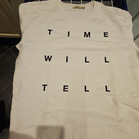 Hvit Whyred "Time Will Tell" genser