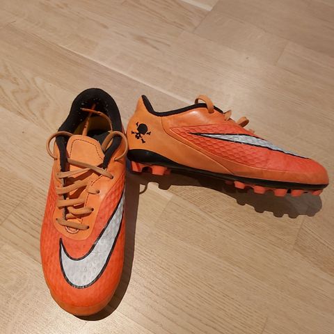 Nike fotballsko strl.35.5 farge Orange til salgs.