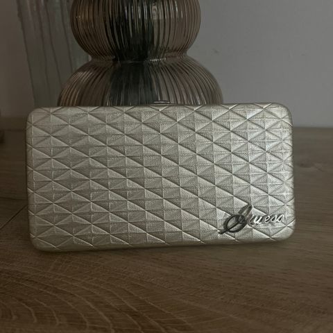 Fin ubrukt clutch fra GUESS