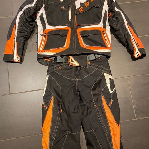 KTM MC dress i størrelse M selges.