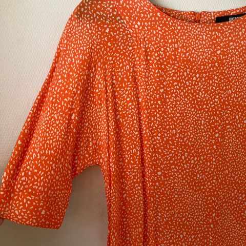 Oransje kjole med hvite prikker fra Bikbok
