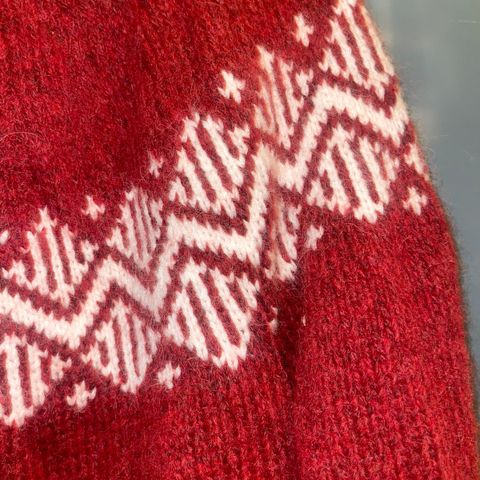 Tre Sverd Genser / strikket genser