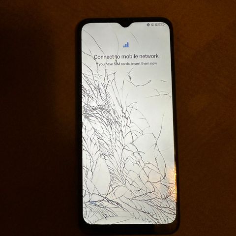 Mobilen funker som den skal men sjermen er knust utenfor.Lader følger ikke med.