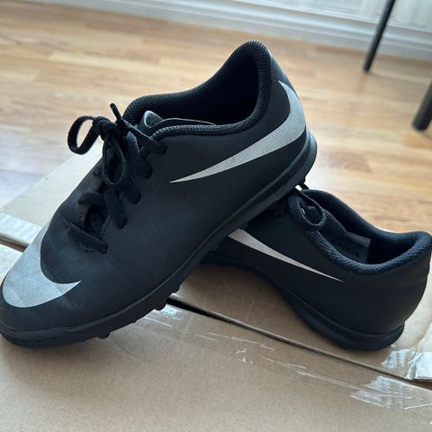 Nike fotballsko, str. 33.5, pris 100 kr.