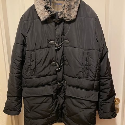 Storm 3/4 lang duffelcoat, herre. Medium . Sort